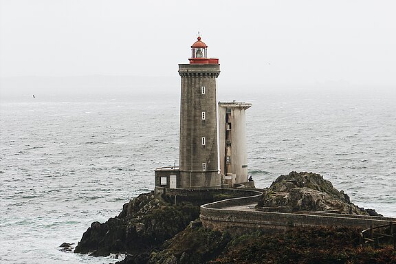 Ein Leuchtturm an der Felsenküste